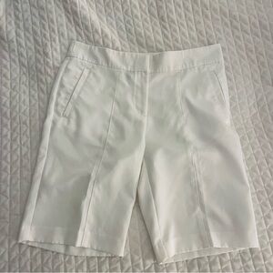 IZOD Golf White Shorts 8 excellent condition beautiful comfortable style. EC